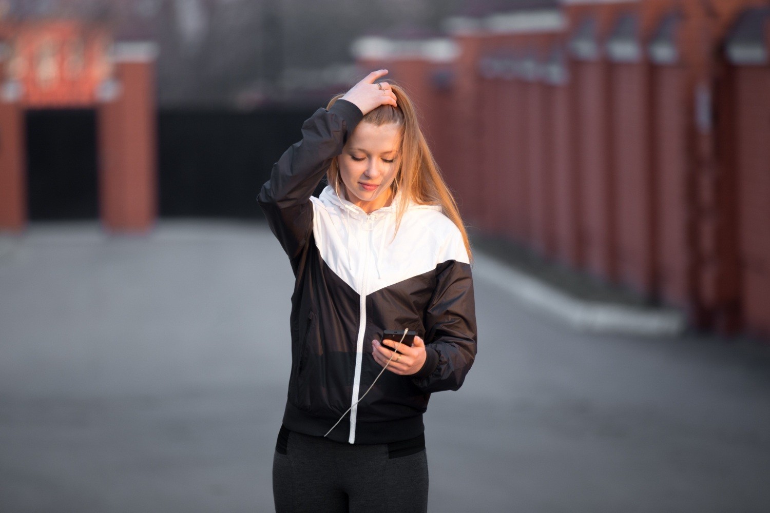 plan treningowy nie działa – biegaczka analizująca trening w telefonie