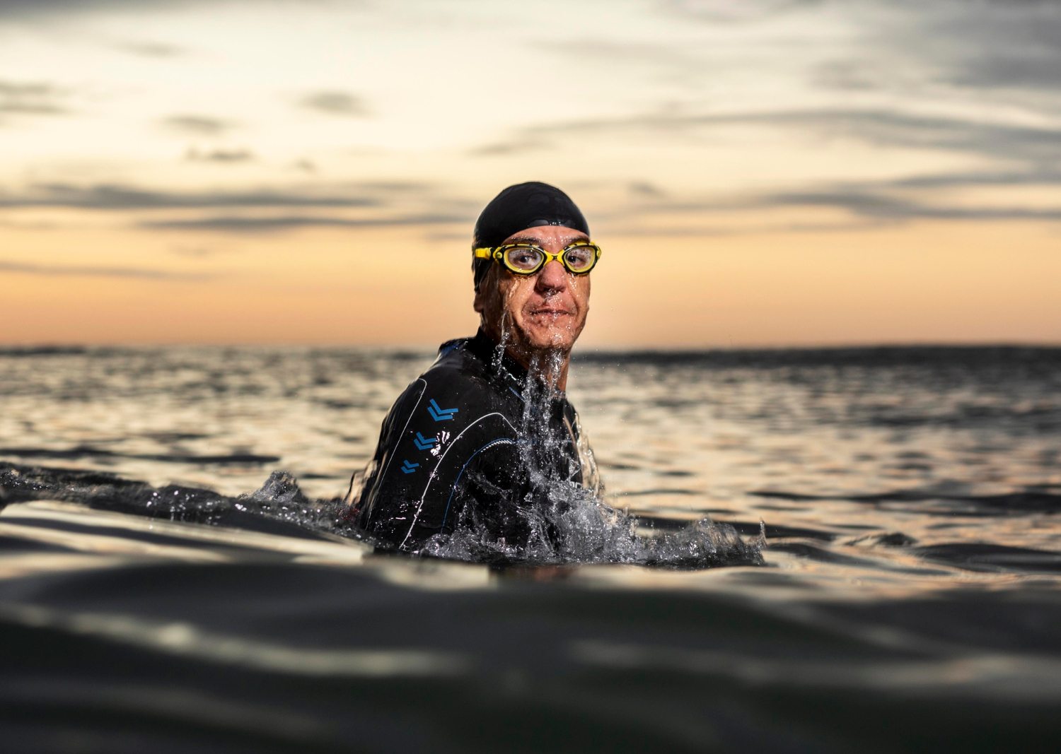 sen a trening – triathlonista pływający o świcie