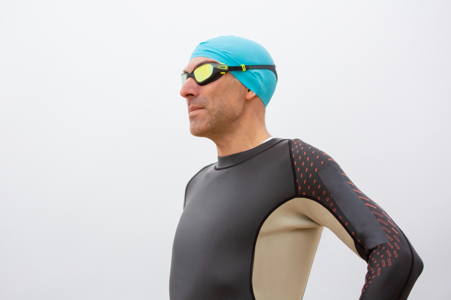 trening triathlon mało czasu – skupiony triathlonista przed jednostką