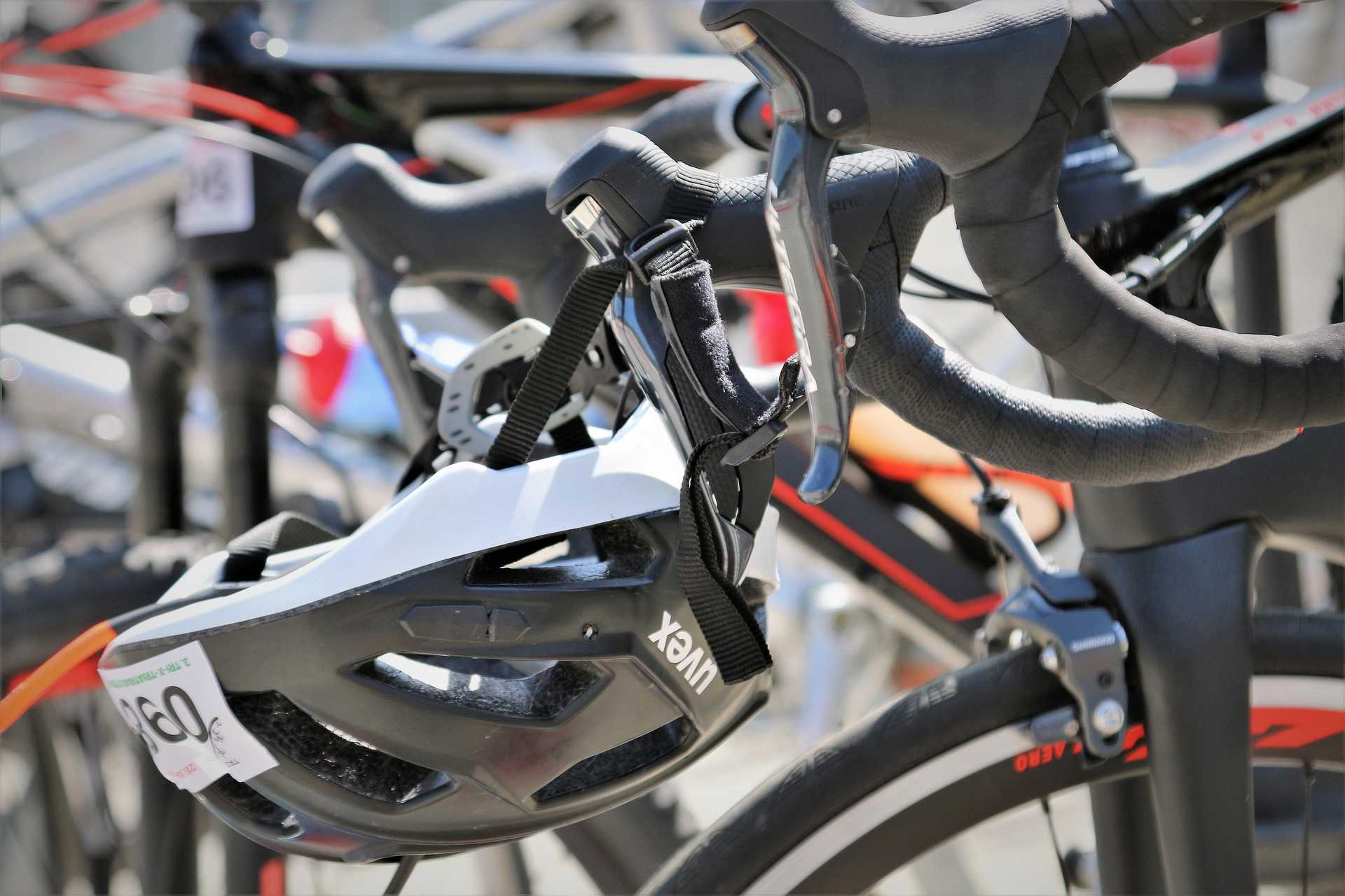 sprzęt triathlon początek rower i kask startowy