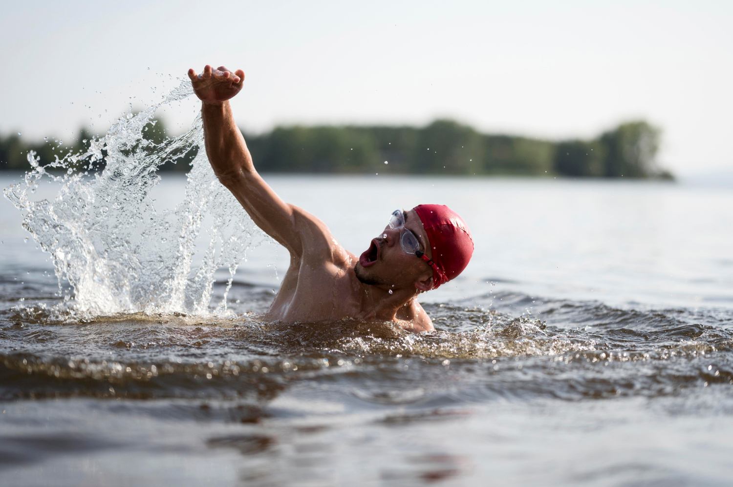 triathlonista podczas startu pływackiego w zawodach