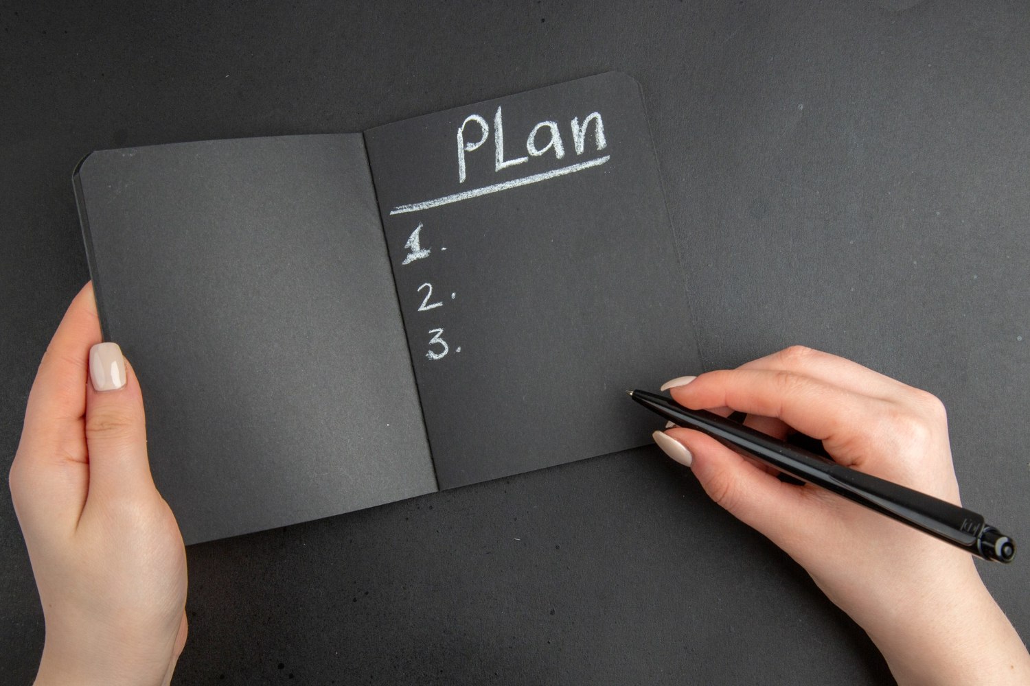 Zbliżenie na notes z napisem „Plan” symbolizujący przygotowania do triathlonu sprint